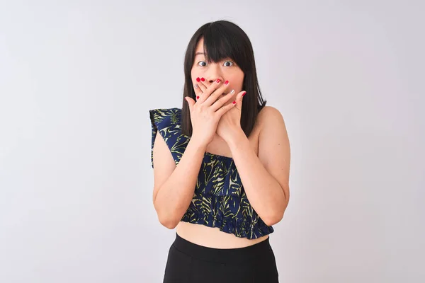 Jonge Mooie Chinese Vrouw Het Dragen Van Zomer Bloemen Shirt — Stockfoto