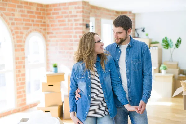 Junges Paar Kartons Sehr Glücklich Beim Umzug Ein Neues Zuhause — Stockfoto