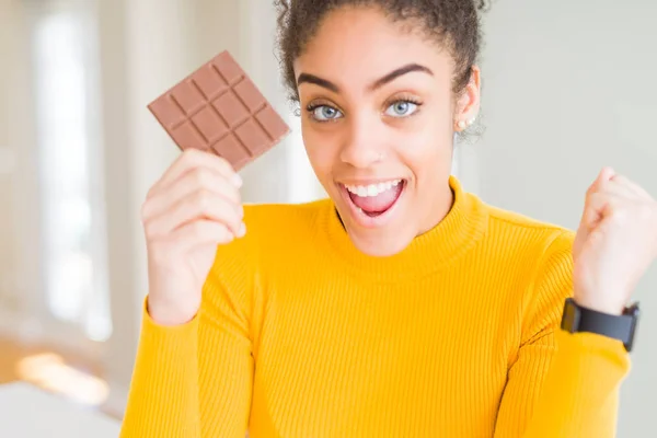 Junge Afrikanisch Amerikanische Mädchen Essen Dunkle Schokolade Riegel Als Süße — Stockfoto