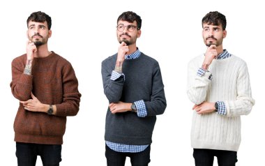 Kolaj genç adam izole arka plan üzerinde bir kazak giyen çene üzerinde soru, dalgın ifade düşünme çene üzerinde el ile. Düşünceli bir yüzle gülümsüyor. Şüphe kavramı.