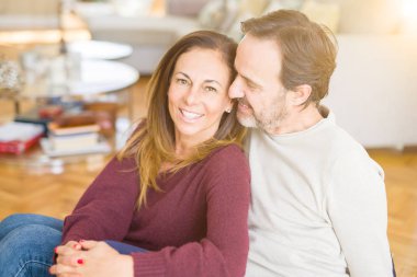 Birlikte yere evde oturmak güzel romantik çift