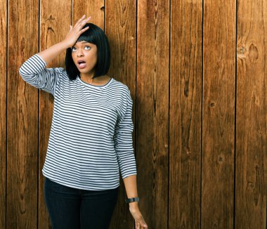 Güzel genç Afro-Amerikan kadın giyiyor çizgili süveter izole arka kafasına hata için el ile sürpriz üzerinde hata hatırlıyorum. Unuttum, kötü bellek kavramı.