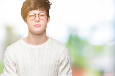 Sorunu nedeniyle izole arka plan şüpheci ve sinir, papatyanın üzgün üzerinde gözlük takan yakışıklı delikanlı. Negatif kişi.