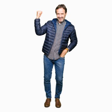 Orta yaş yakışıklı adam kış ceket giyen Güçlü kişi kol kas gösteren, kendine güvenen ve güç gurur