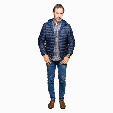 Orta yaş yakışıklı adam kış ceket giyen şüpheci ve sinirli, sorun nedeniyle üzgün kaşlarını çatma. Negatif kişi.