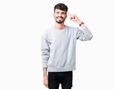 Genç yakışıklı adam giyen kazak izole üzerinde arka plan bir parmak, harika bir fikir ya da düşünce, iyi hafıza ile baş gösteren gülen