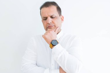 Orta yaş adam bir soru hakkında clueless düşünme