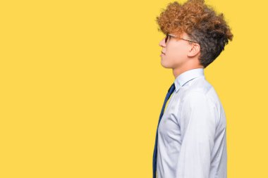 Genç yakışıklı iş adamı ile tarafına, seyir gözlüklü afro dinlenmek doğal yüz emin gülümseme ile pozuyla profili.