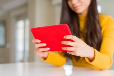 Touchpad tablet kullanarak çalışan güzel genç kadın 