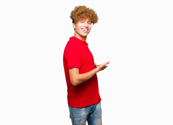 Jonge Knappe Man Met Afro Haar Dragen Rode Shirt Uitnodigen — Stockfoto