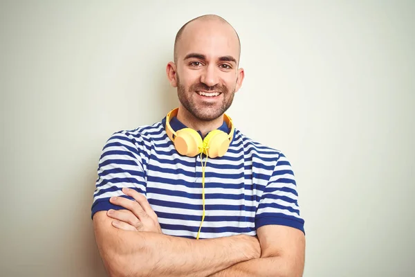 Mladý Muž Poslouchá Hudbu Žlutými Sluchátky Izolované Pozadí Usměvavý Obličej — Stock fotografie