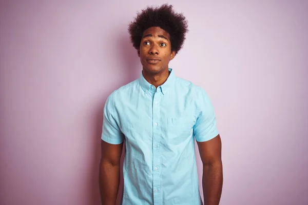 Mladý Americký Muž Vlasy Modrém Triku Který Stál Nad Izolovaným — Stock fotografie