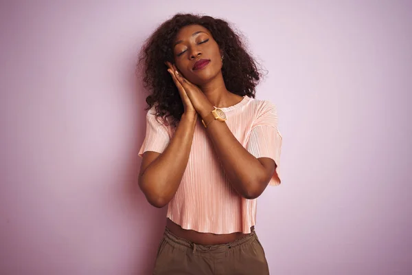 Jonge Afro Amerikaanse Vrouw Dragen Shirt Staande Geïsoleerde Roze Achtergrond — Stockfoto