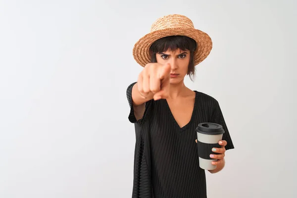 Hermosa Mujer Con Sombrero Verano Beber Llevar Café Sobre Fondo — Foto de Stock