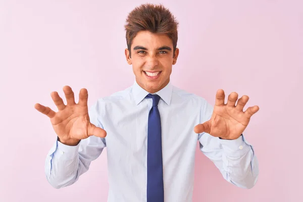 シャツとネクタイを着た若いハンサムなビジネスマンは 猫のように爪のジェスチャーをやって面白い笑顔の上に立って 積極的でセクシーな表情 — ストック写真