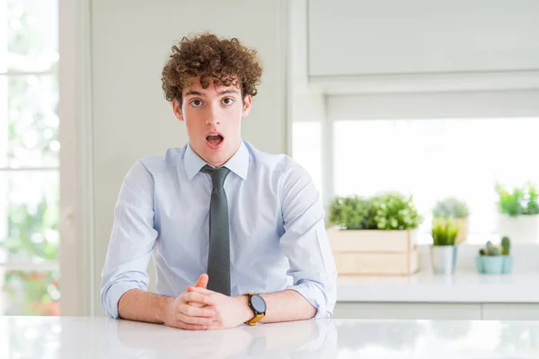 Junger Geschäftsmann Mit Krawatte Ängstlich Und Schockiert Mit Überraschtem Gesichtsausdruck — Stockfoto