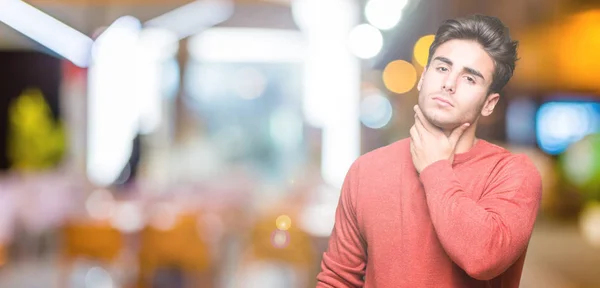 Joven Hombre Guapo Sobre Fondo Aislado Tocar Cuello Doloroso Dolor —  Fotos de Stock