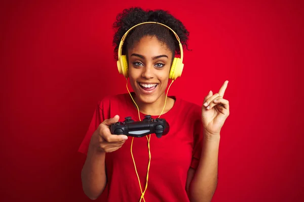 Afro Mujer Jugando Videojuego Con Joystick Auriculares Sobre Fondo Rojo — Foto de Stock