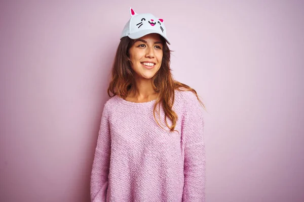 분홍색 고립된 서있는 재미있는 고양이 모자를 아름다운 여성은 얼굴에 미소를 — 스톡 사진