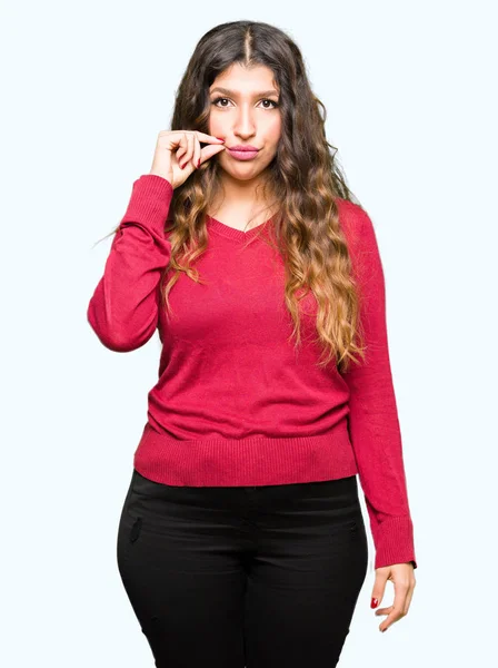 Tânăra Femeie Frumoasă Purtând Pulover Roșu Gura Buzele Închise Fermoar — Fotografie, imagine de stoc