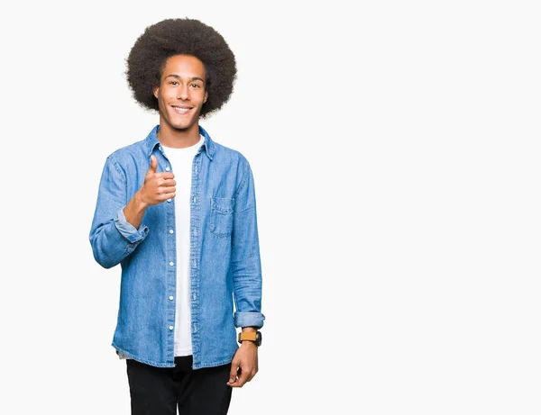 Mladý Americký Muž Afro Vlasy Dělá Šťastné Palec Nahoru Gesto — Stock fotografie
