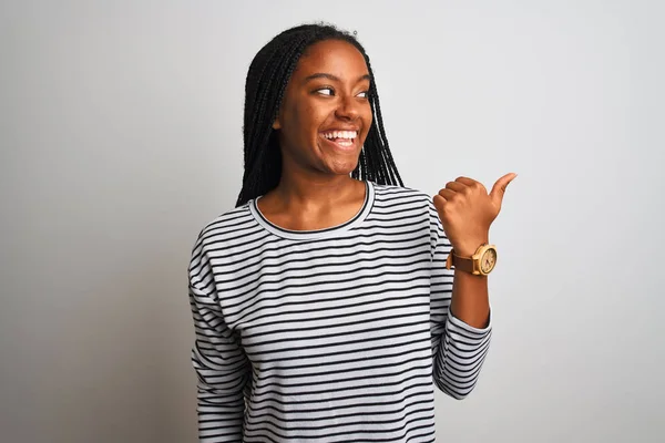 Jovem Afro Americana Vestindo Camiseta Listrada Sobre Fundo Branco Isolado — Fotografia de Stock