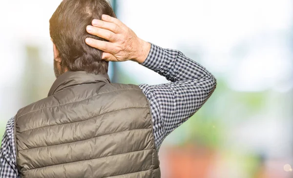 Bell Uomo Mezza Età Che Indossa Gilet Invernale Contrario Pensando — Foto Stock