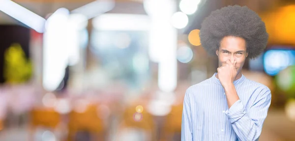 Giovane Uomo Afro Americano Con Capelli Afro Odore Qualcosa Puzzolente — Foto Stock