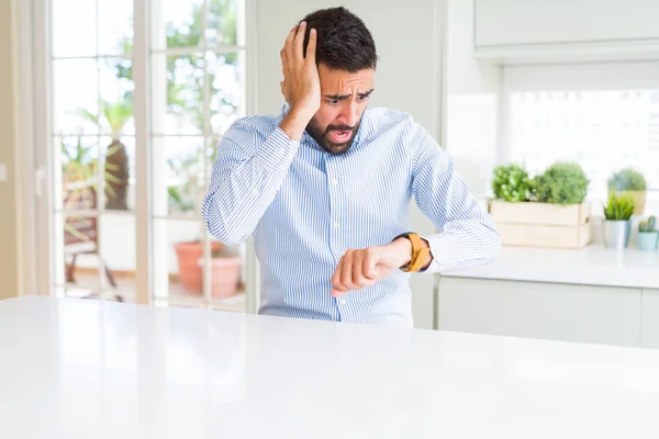 Hombre Negocios Hispano Guapo Mirando Hora Del Reloj Preocupado Con — Foto de Stock