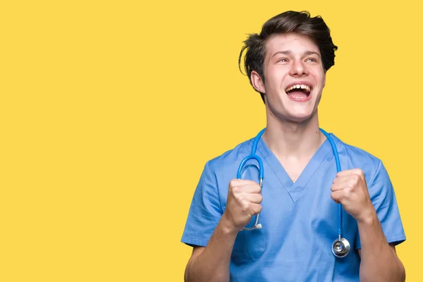 Mladý Lékař Lékařské Uniformě Izolované Pozadí Velmi Šťastný Nadšený Dělá — Stock fotografie