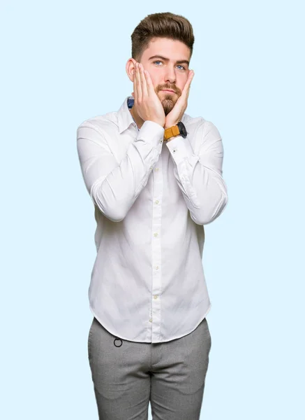 Mladý Pohledný Obchodní Muž Unavené Ruce Tvář Deprese Smutek Naštvaná — Stock fotografie