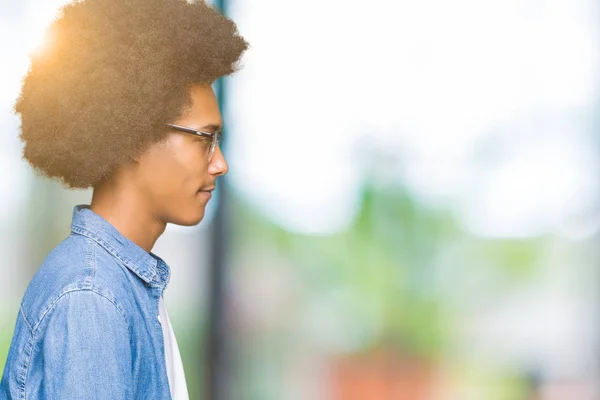 Junger Afrikanisch Amerikanischer Mann Mit Afro Haaren Brille Zur Seite — Stockfoto