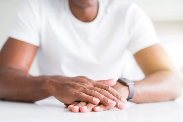 Крупним планом афроамериканець людиною руки — стокове фото