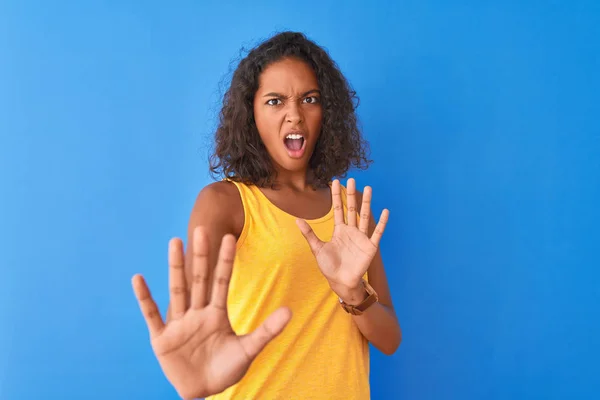 Jovem Brasileira Vestindo Camiseta Amarela Sobre Fundo Azul Isolado Com — Fotografia de Stock