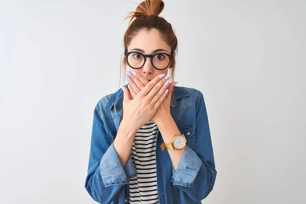 Mujer Pelirroja Vistiendo Camiseta Rayas Camisa Mezclilla Gafas Sobre Fondo —  Fotos de Stock