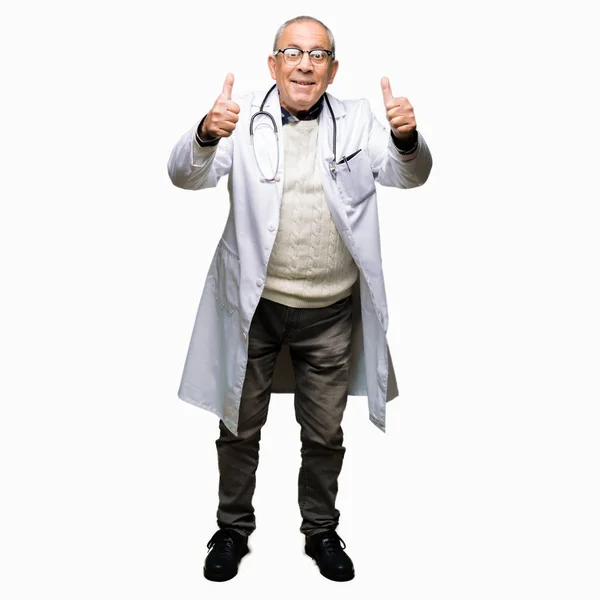 Stilig Senior Doktor Man Klädd Medicinsk Coat Godkänna Tummen Gör — Stockfoto