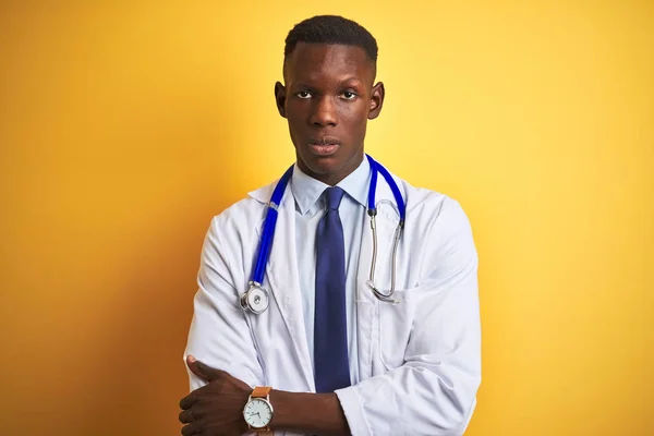 Médico Afro Americano Vestindo Estetoscópio Sobre Fundo Amarelo Isolado Cético — Fotografia de Stock