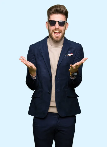 Joven Hombre Elegante Guapo Con Gafas Sol Celebrando Loco Loco — Foto de Stock