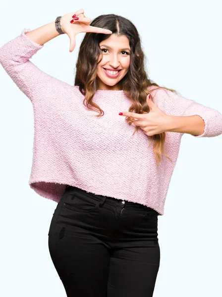 Mujer Hermosa Joven Con Suéter Rosa Sonriendo Haciendo Marco Con — Foto de Stock