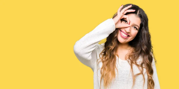 Jovem Mulher Bonita Vestindo Camisola Branca Fazendo Gesto Com Mão — Fotografia de Stock