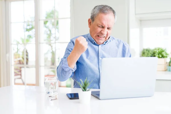 Hombre Mayor Guapo Usando Computadora Portátil Que Trabaja Internet Molesto — Foto de Stock