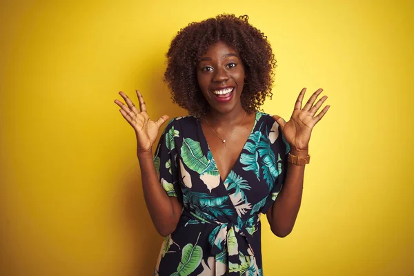 Junge Afrikanische Afro Frau Sommerblumenkleid Vor Isoliertem Gelben Hintergrund Feiert — Stockfoto
