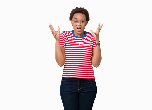 Linda Jovem Afro Americana Vestindo Óculos Sobre Fundo Isolado Celebrando — Fotografia de Stock