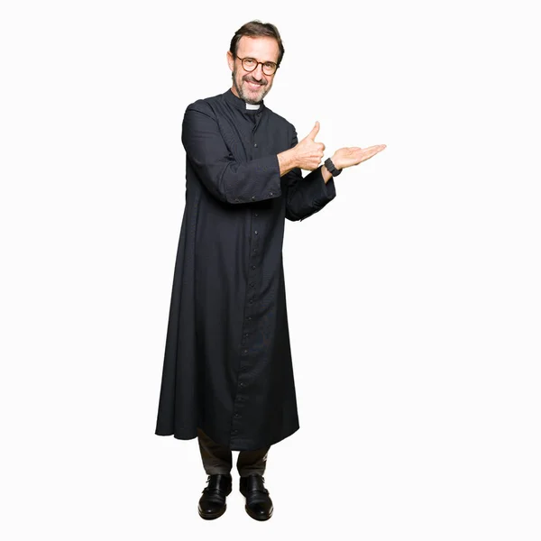 Orta Çağ Rahip Adam Giyen Katolik Robe Palmiye Gösteren Başparmak — Stok fotoğraf