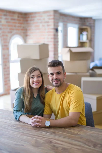 Junges Schönes Paar Das Hause Auf Dem Tisch Sitzt Und — Stockfoto