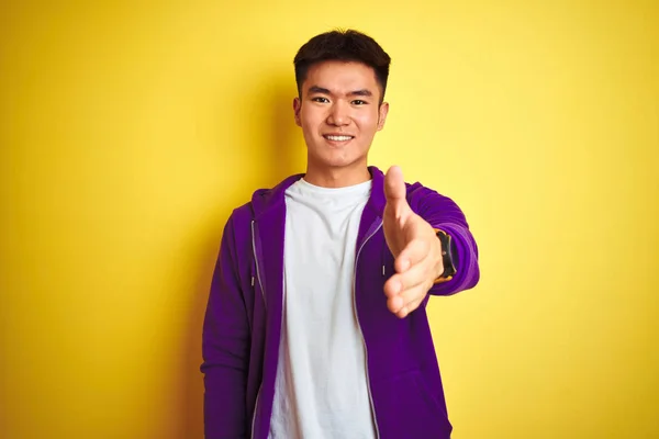 Jeune Homme Chinois Asiatique Portant Sweat Shirt Violet Debout Sur — Photo