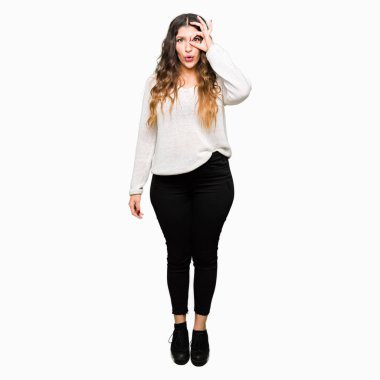 Beyaz kazak giyen genç güzel kadın sürpriz yüz, göz parmaklar ile bakarak şok ok jest yapıyor. İnanılmaz ifade.