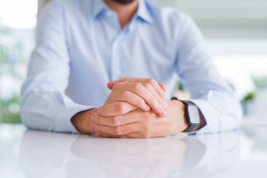 Beyaz masa üzerinde çarpı işareti adam elinde kapat