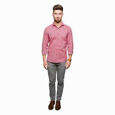 Genç yakışıklı iş casual adam komik surat ile yanakları şişirme. Ağız ile hava, deli ifade şişirilmiş.