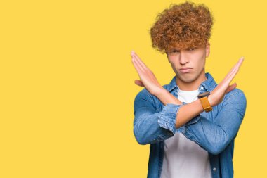 Afro saçlı genç yakışıklı adam kot ceket giyen Reddi ifade geçen kollar olumsuz işaret yapıyor, kızgın yüz